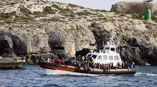 I migranti "scortati in Italia da droni e gommoni": la nuova tecnica degli scafisti