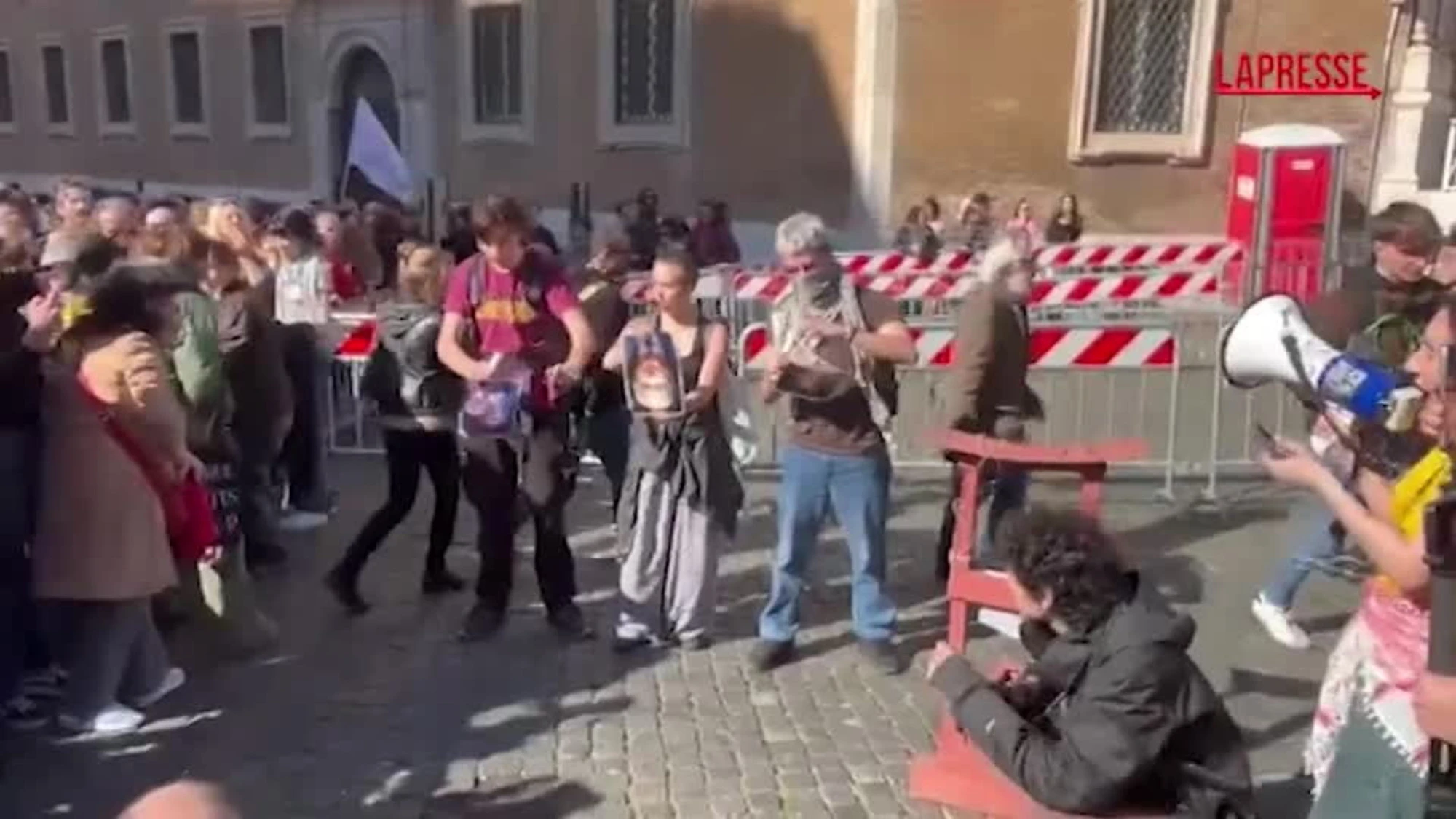 Corteo a Roma, foto di Meloni a testa in giù e una ghigliottina di cartone