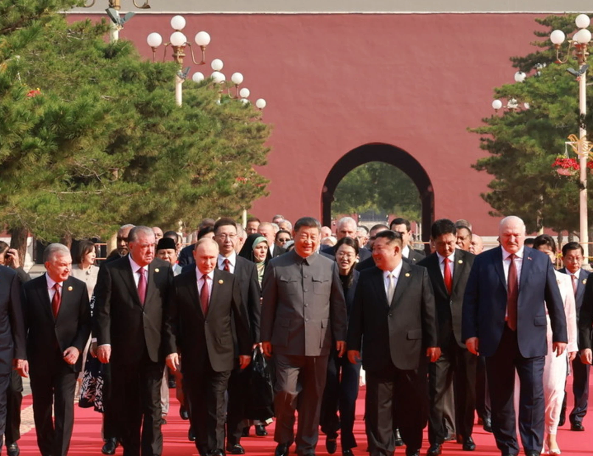 Xi Jinping-choc, vestito come Mao alla parata con Putin e Kim