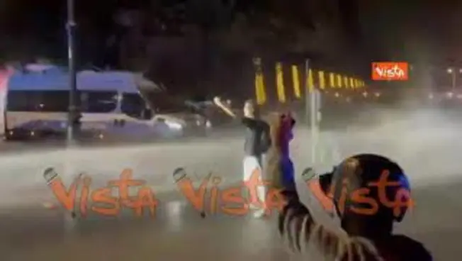 Leggi l'articolo: Tafferugli e idranti al corteo degli studenti al ponte di Porta Portese a Roma