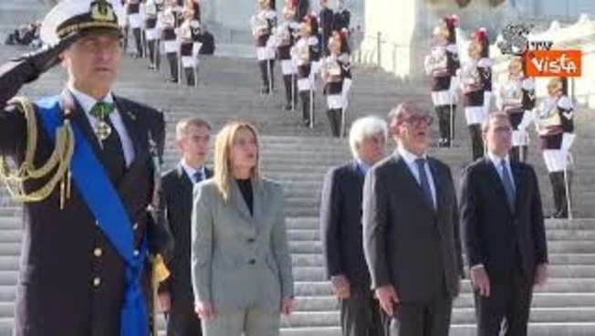 Giornata dell'Unità nazionale, La Russa e Meloni cantano l'Inno di Mameli all'Altare della Patria