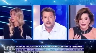 Matteo Salvini demolisce Alba Parietti: "Sbraita sui clandestini, che figuraccia. Ammettetelo, ho pazienza". Mai così feroce