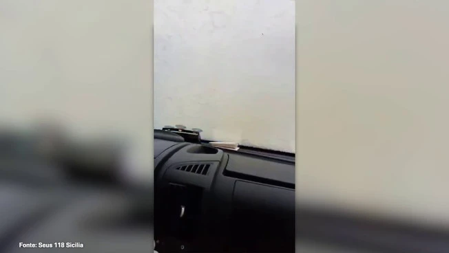 Maltempo nel Messinese, ambulanza Seus 118 investita da onda durante soccorso