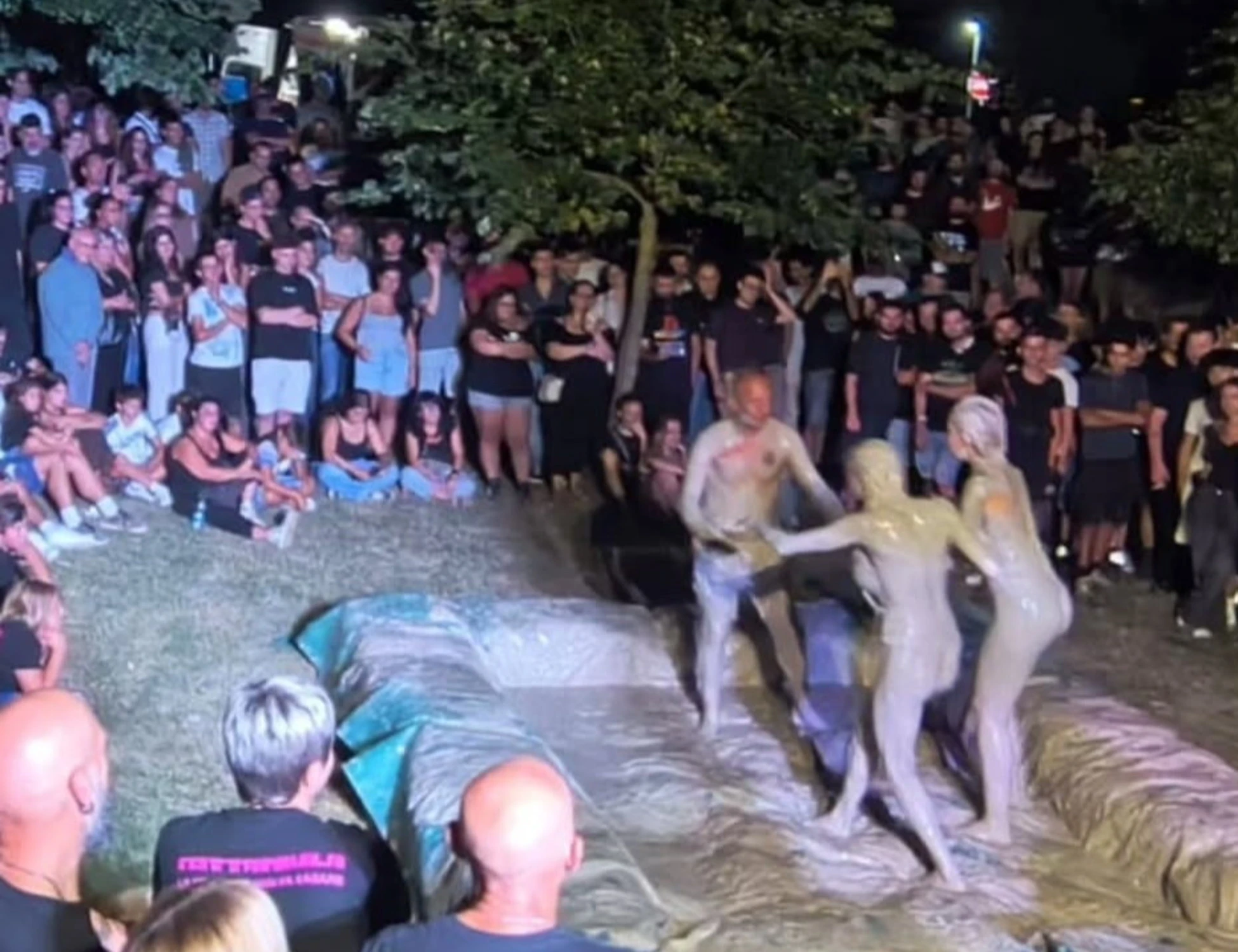 Granarolo Faentino, "miss Addrizza" e lotta nel fango tra donne: rissa a sinistra per la sagra