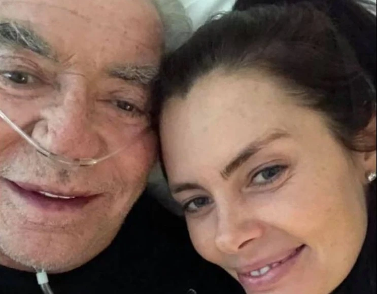 Roberto Cavalli ricoverato a Milano: la foto dall&apos;ospedale con Sandra, ex coniglietta di Playboy