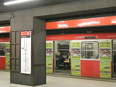 Milano, muore dopo tentato borseggio in metro: polizia blocca tre romeni