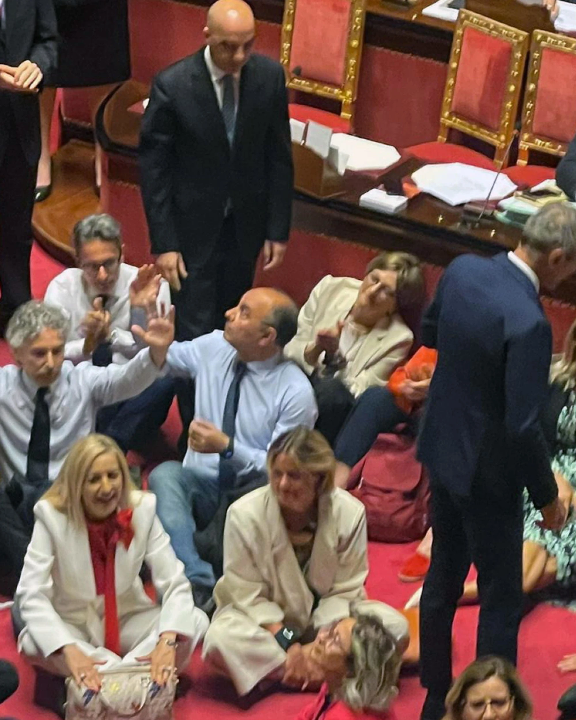 Dl Sicurezza, "arrestateci tutti": prima la bagarre e poi il via libera