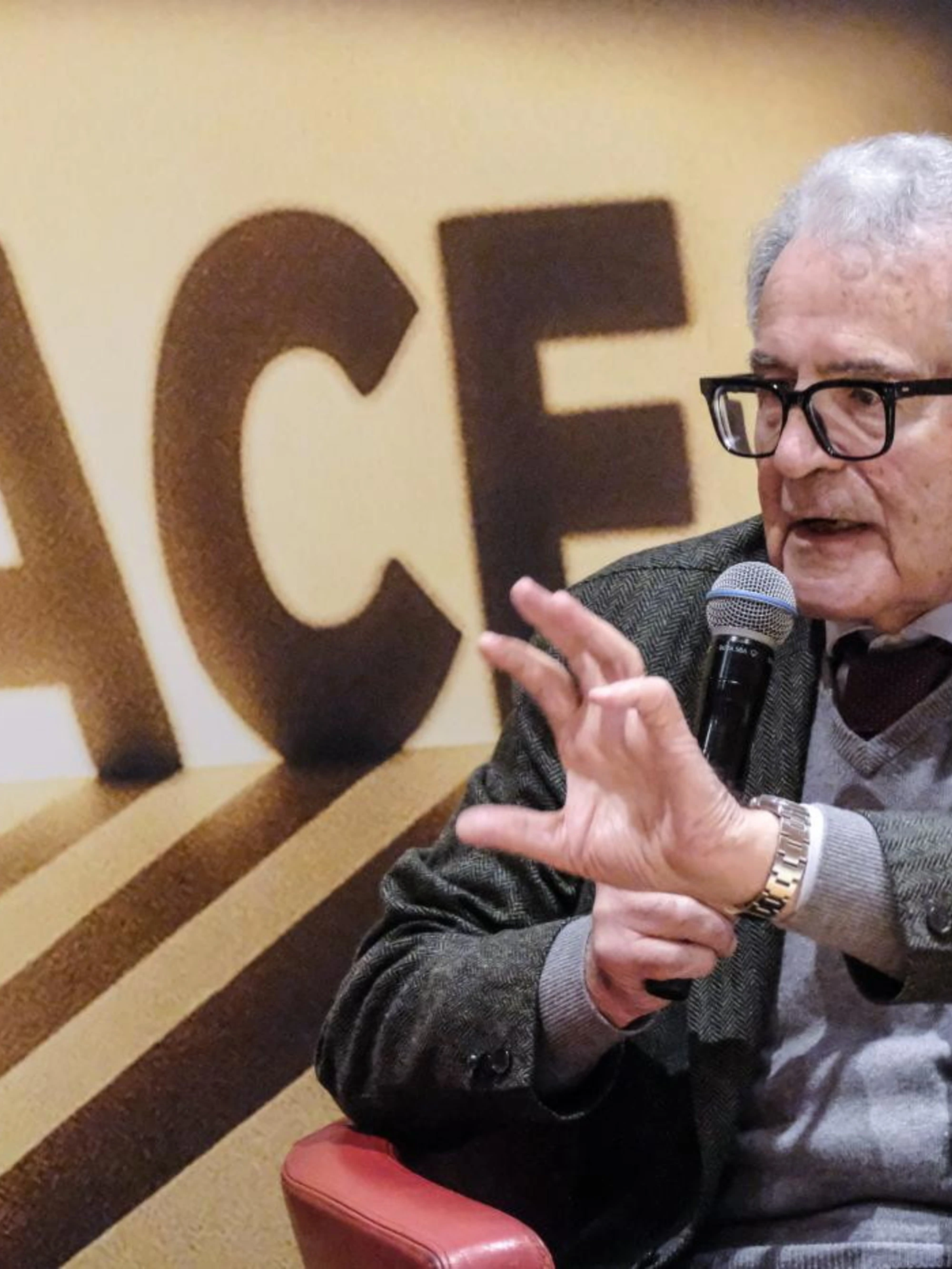 Prodi sulla tirata di capelli all'inviata: "Ho commesso un errore ma non accetto derisioni"