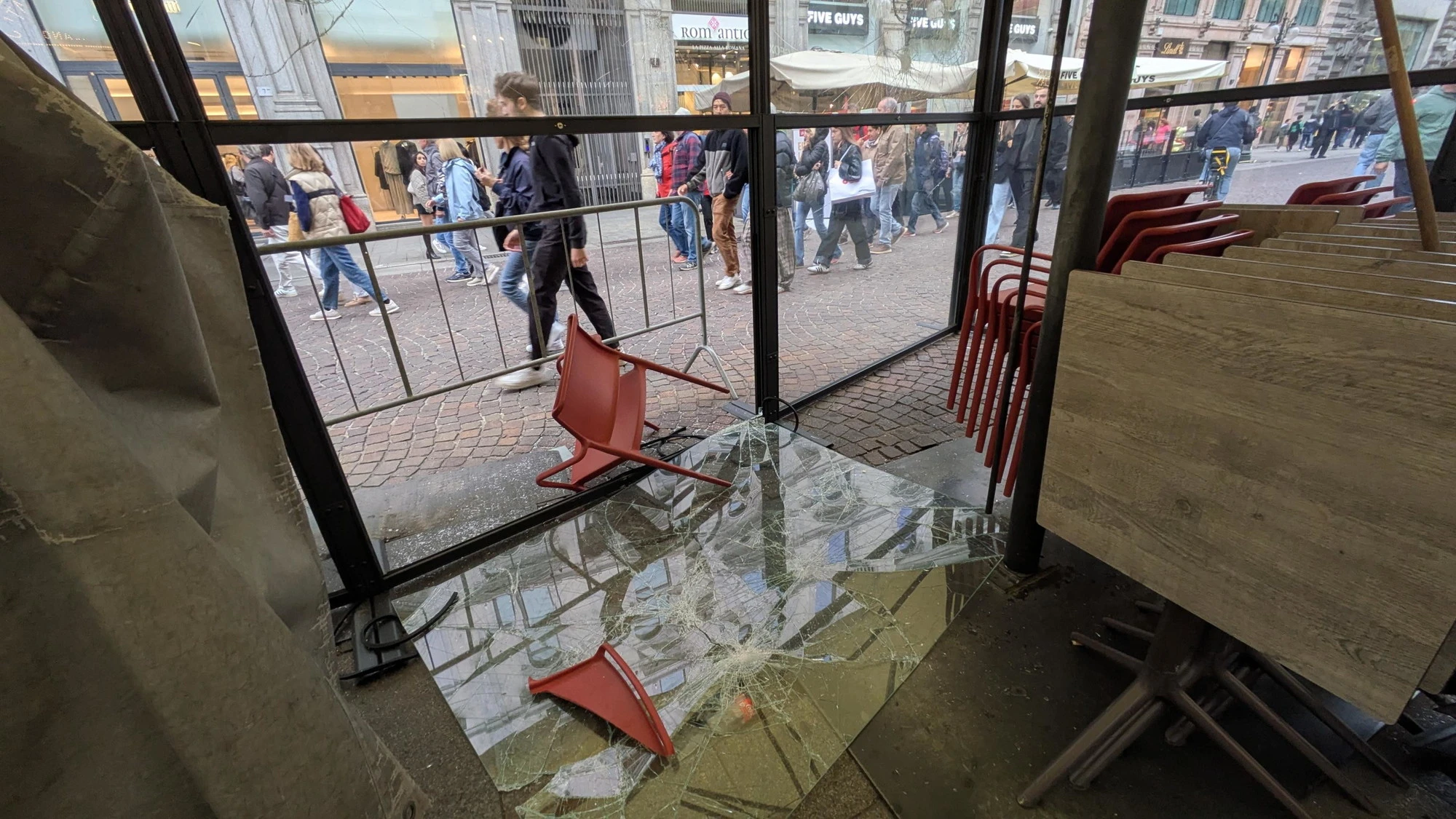 Milano, saccheggi e vetrine sfondate: ancora violenza, Meloni convoca un vertice