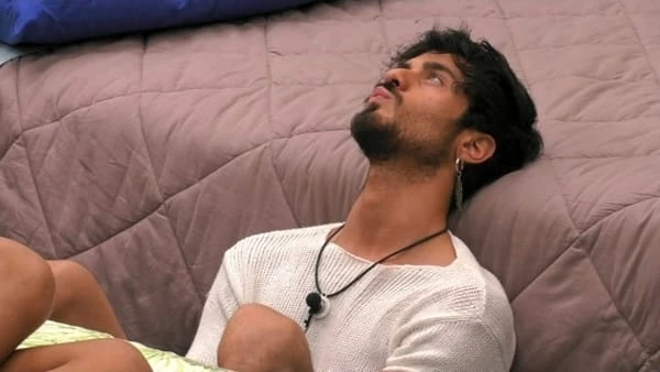 Grande Fratello, bacio tra Erica e Gaetano ma qualcosa non va. Il grossissimo "problema"