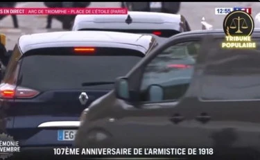 Macron, che figuraccia: saluta dall'auto, ma in strada... non c'è nessuno