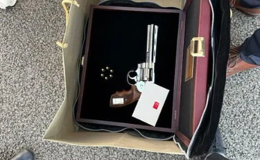Nato, il regalo di Erdogan ai leader? Una pistola con inciso il loro nome