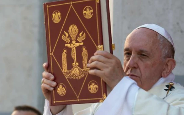 Maria Giovanna Maglie contro Papa Francesco: "Non si ferma per il baciamano per ragioni igieniche"