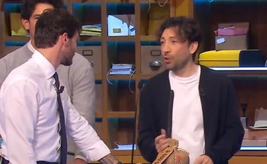 Affari Tuoi, "non parte la musica" poi l'urlo dal pubblico: caos in studio