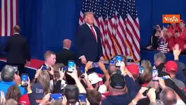 Termina il comizio in Michigan e il Presidente Usa balla 'Trump dance' sul palco sulle note di Ymca