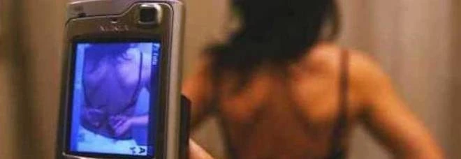 Palermo, ricatto sessuale alla fidanzatina minorenne del figlio: foto-horror, arrestati i genitori orchi