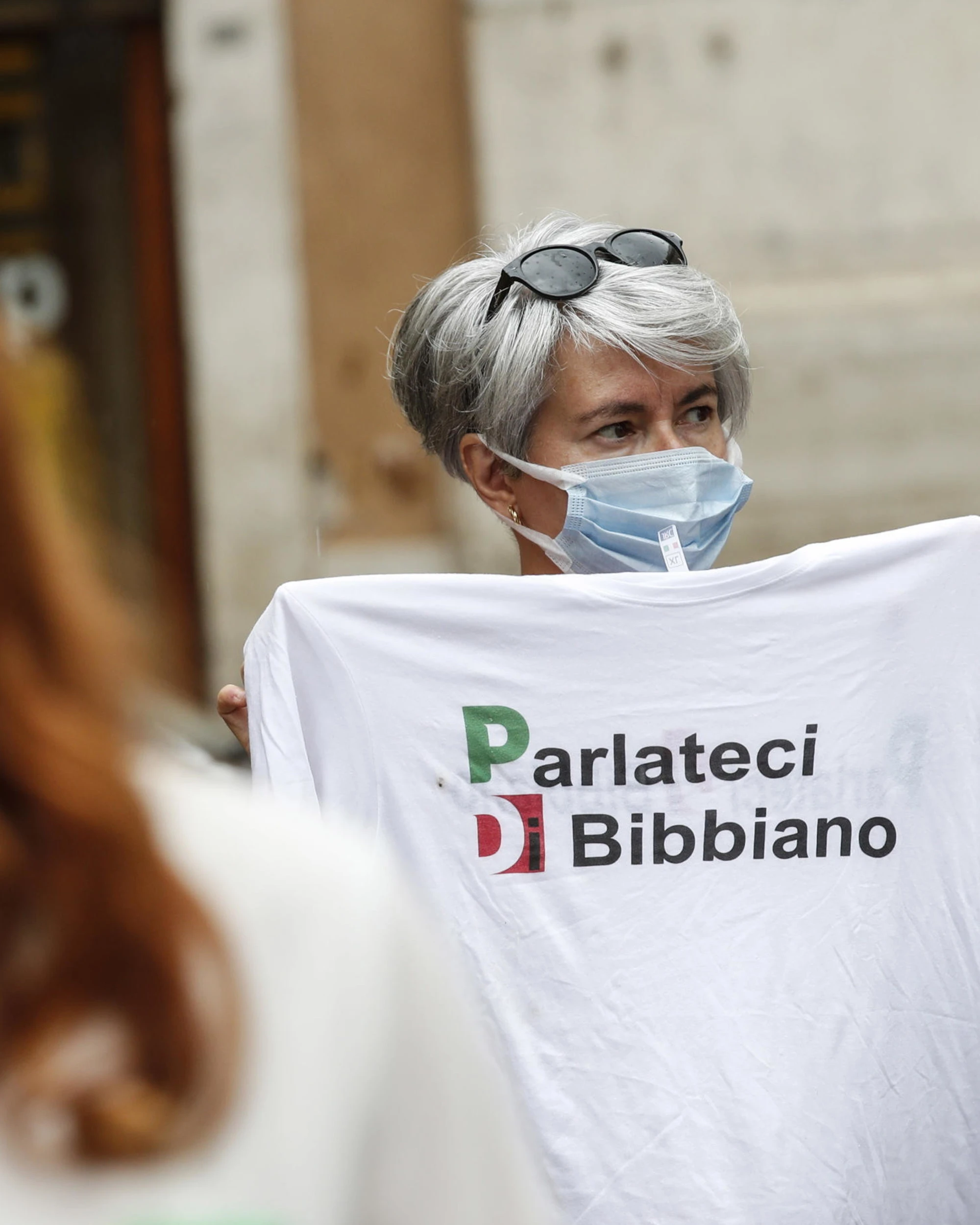 Bibbiano, il prete organizza una messa: interviene il vescovo, è un caso politico