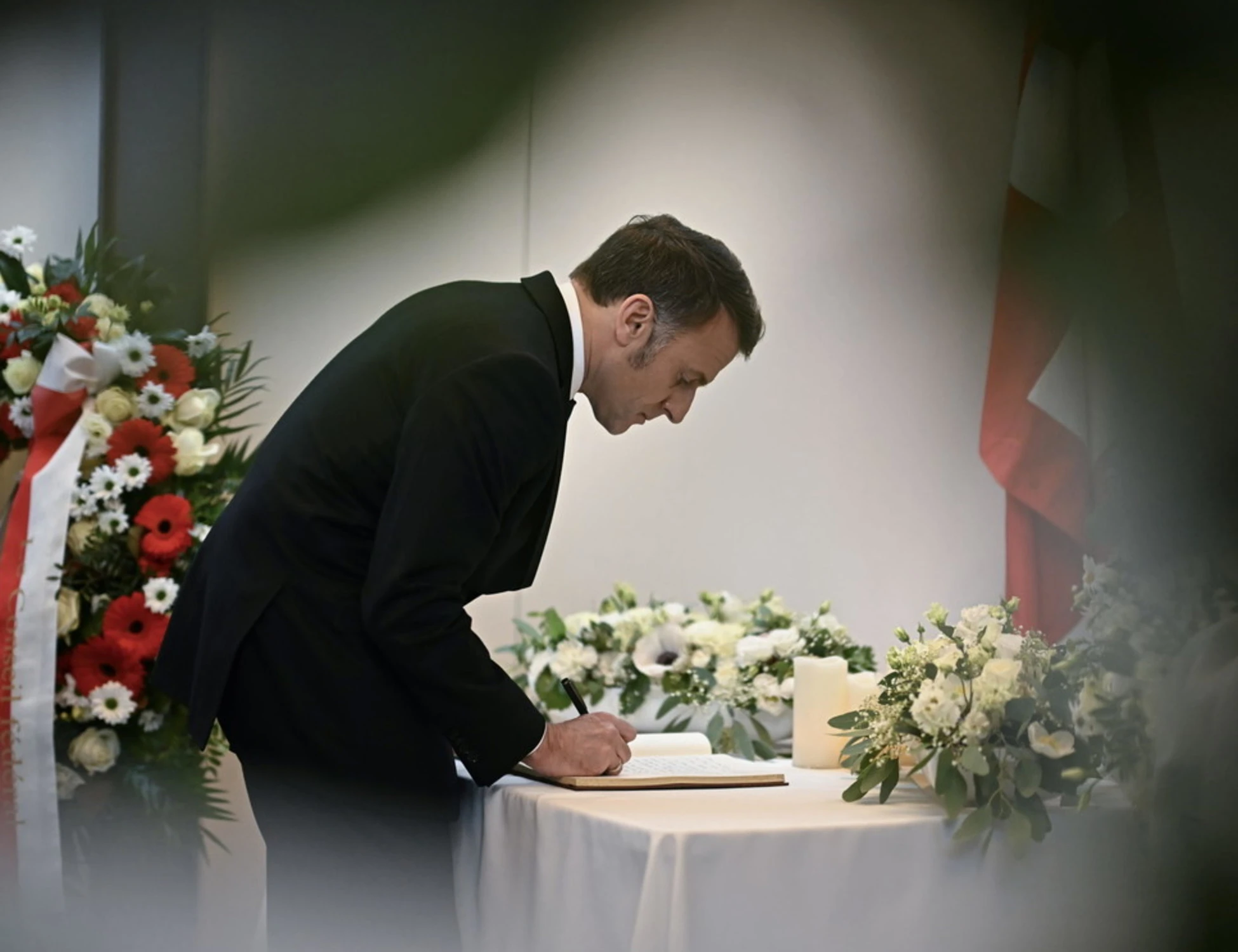 Emmanuel Macron, da Parigi a Bruxelles crolla il suo castello