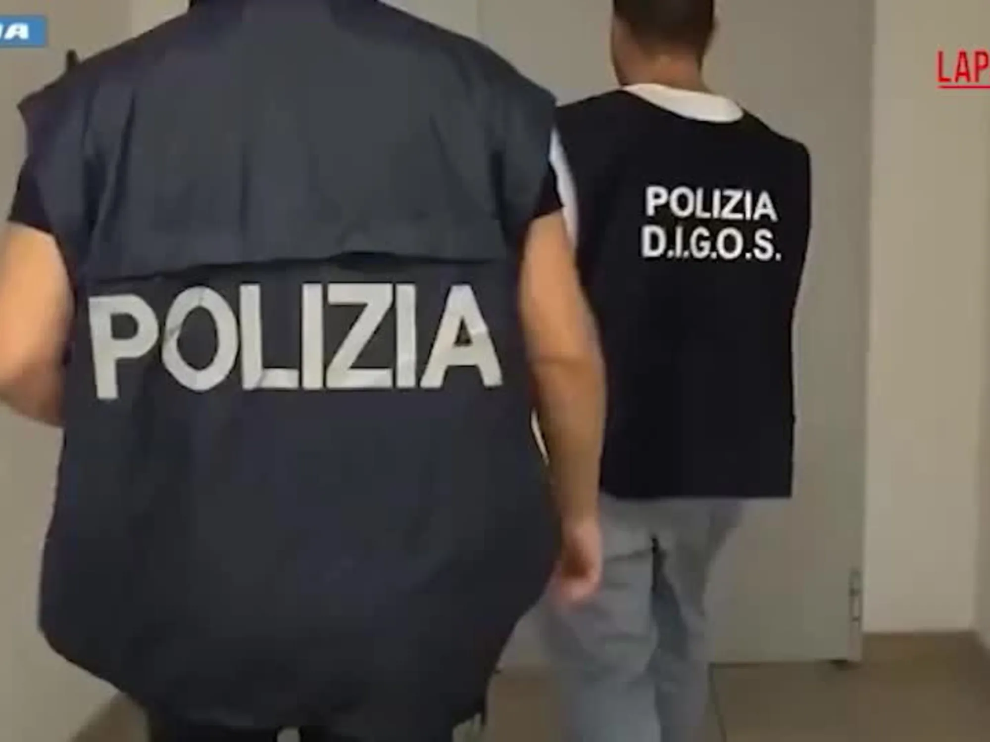 Leggi l'articolo: "Neonazismo e jihad": la follia di un 16enne in Lombardia, cosa gli trovano in casa