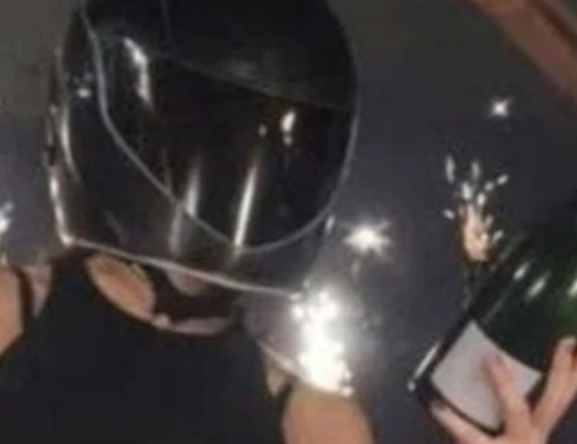 Crans-Montana, l'orrore contro la ragazza col casco: cosa sta succedendo