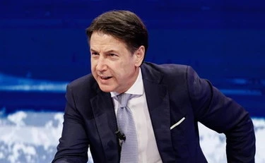 Conte obtožen laži o otroku, ki umira od lakote, in sprožil sovražni govor proti premierki Meloni