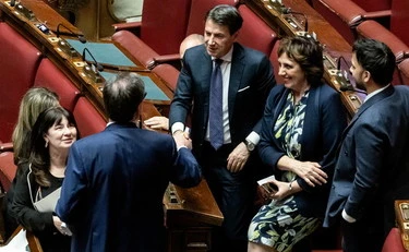 Conte torna in aula Giorgetti si alza per stringergli la mano e lui lo pugnala: "Coscienza sporca"