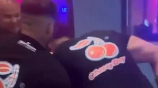 Turista pestato a sangue da 4 buttafuori, come lo riducono: video terrificante