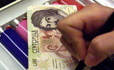 Messina, ristruttura casa e trova 135 milioni di lire. Ma la beffa è atroce
