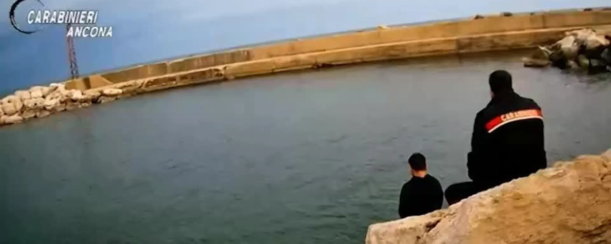 Si ammanetta, "muoio con te": il carabiniere eroe sventa un suicidio