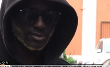 Fuori dal coro, Babu Yallow: "Perché voglio le armi", immigrato minaccia agenti