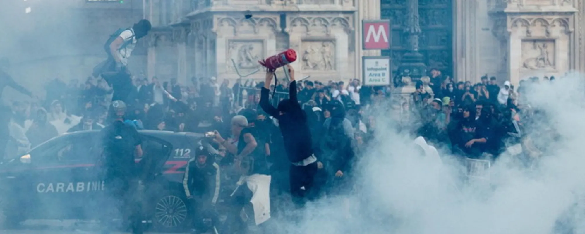 Guerriglia in Duomo: bombe carta e sassi contro la polizia. Idranti e lacrimogeni dagli agenti