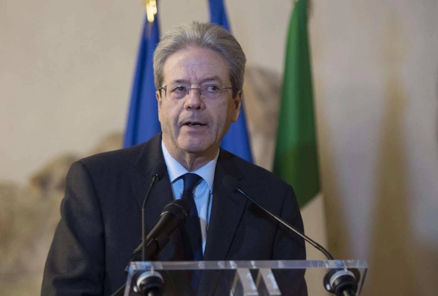 Barbara D'Urso ospiterà Paolo Gentiloni: al premier lo ha chiesto Matteo Renzi, "dobbiamo cambiare passo"