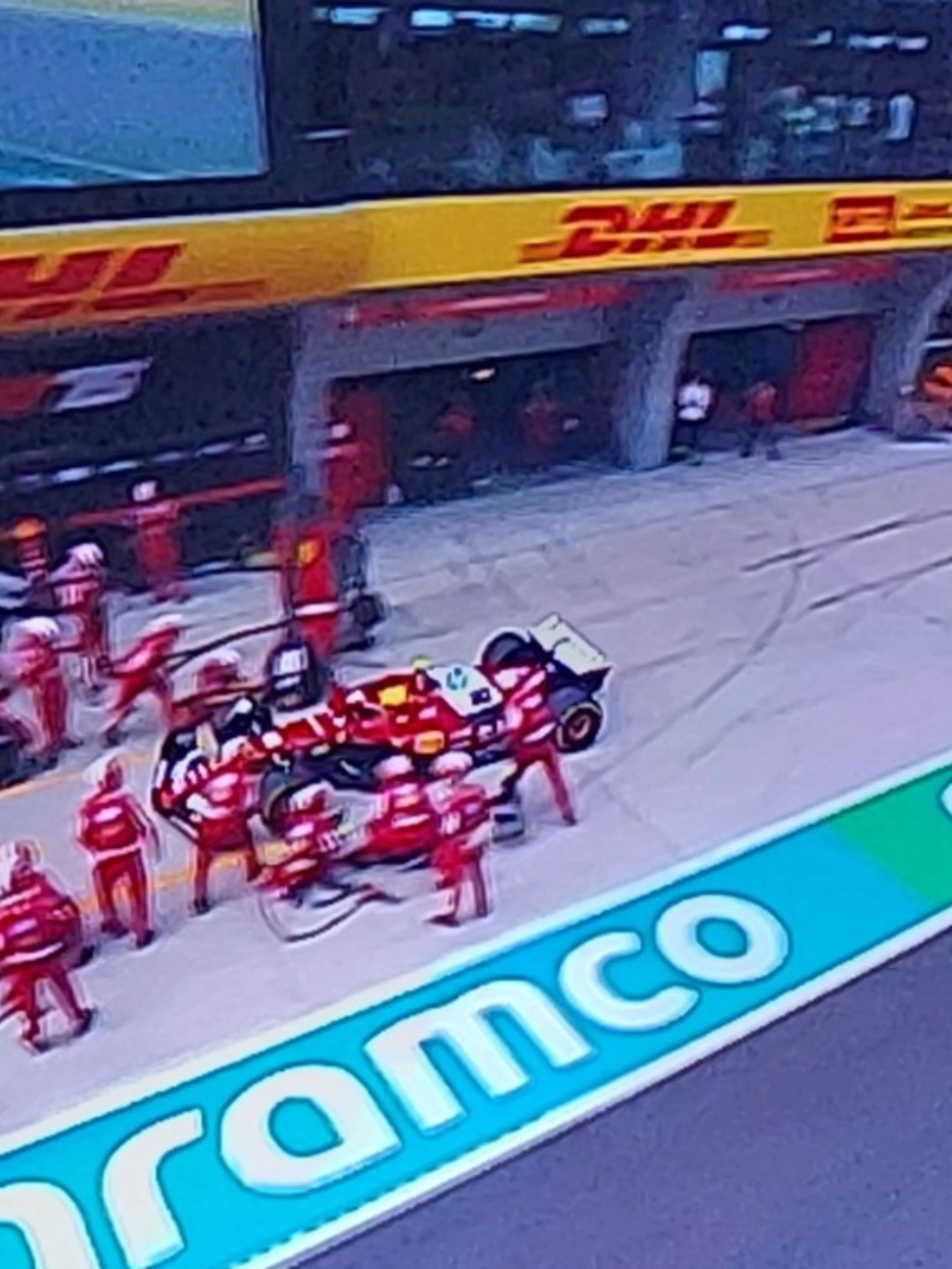 Leclerc supera Hamilton, "ordine di scuderia" al giro 21: a Shanghai viene giù la Ferrari?