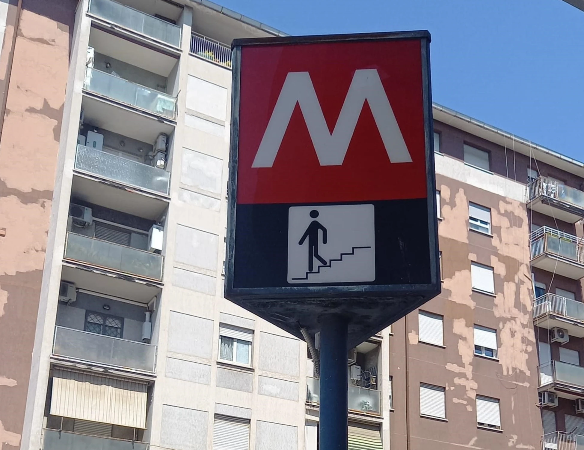 Roma, choc in metropolitana: 19enne accoltellato senza motivo da un gruppo di peruviani