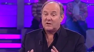 Gerry Scotti, la smentita: "Mai in terapia intensiva. Ancora ricoverato, pensava di scamparla. Uscirà a breve"