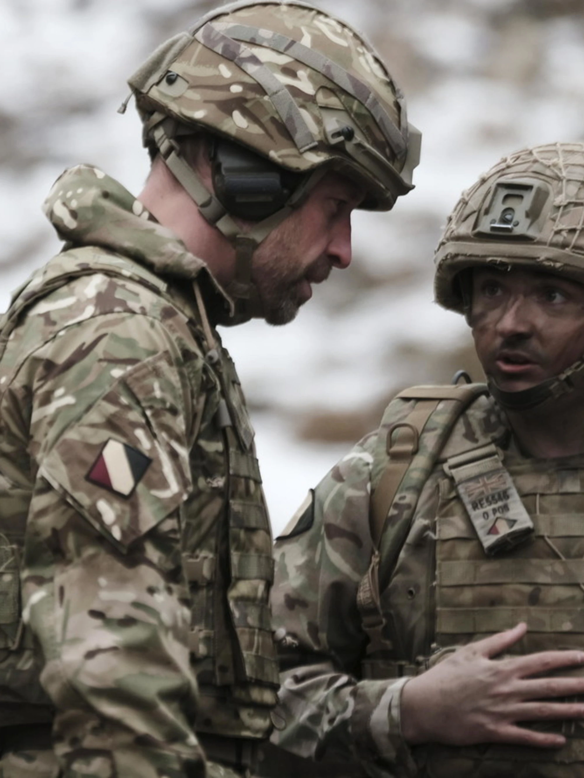 Principe William, blitz in Estonia: in mimetica e in trincea con le truppe inglesi