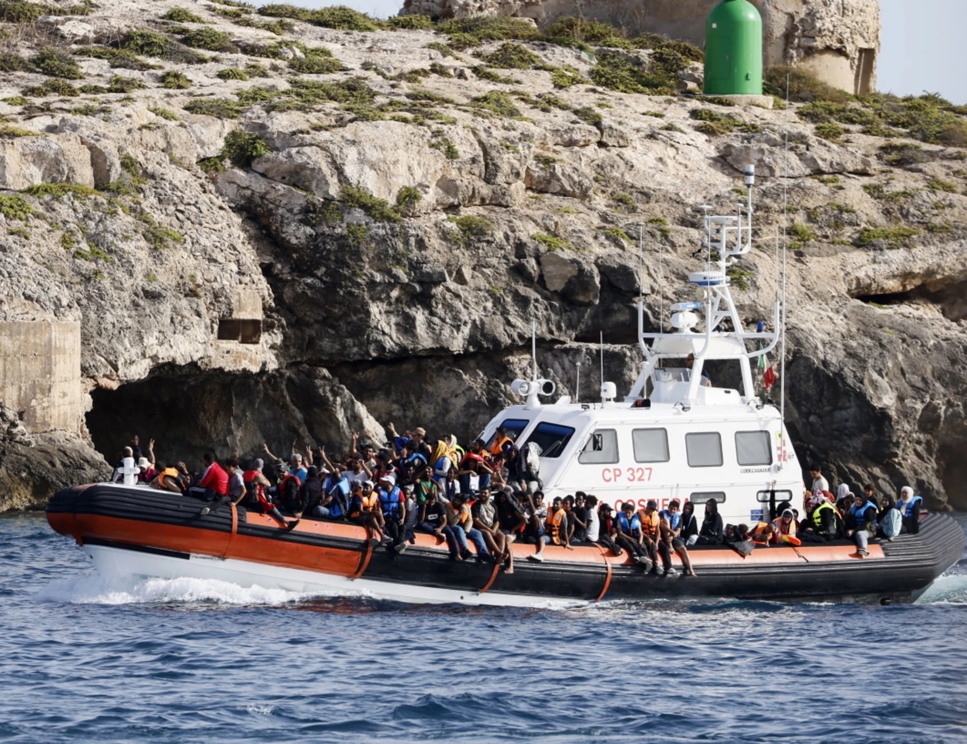 L’Europa stringe sui clandestini e il Pd fa lo spot a Open Arms