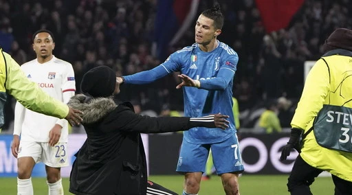 Coronavirus, la Juventus untrice in Francia? L'accusa di un medico: a Lione la "partita zero"