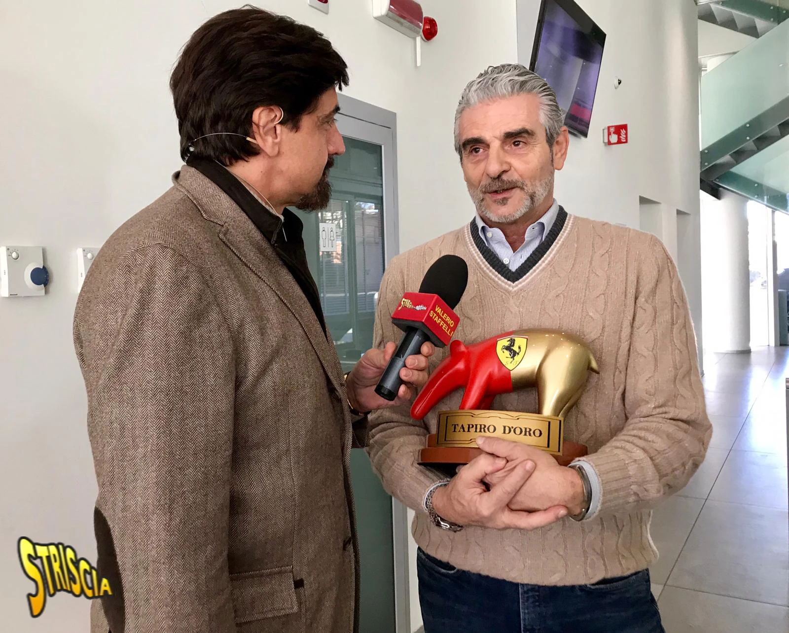 Striscia la Notizia spietata con Maurizio Arrivabene: "Forse, sotto al cofano della Ferrari..."