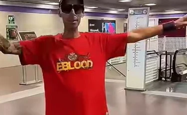 "Guarda qui, col c*** che pago!": il maranza che insulta la Sardone, il video