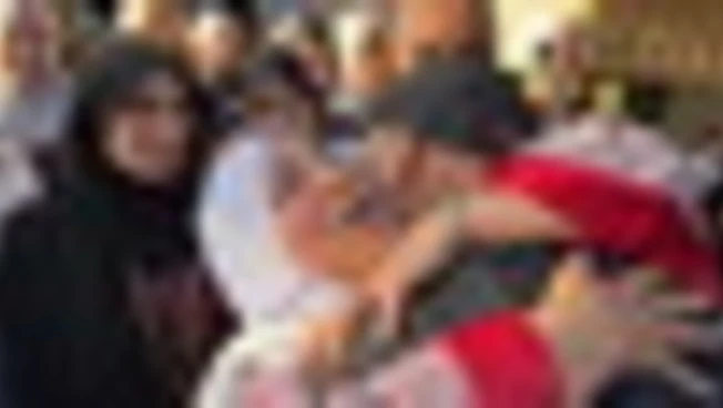 I palestinesi liberati abbracciano le loro famiglie a Jenin