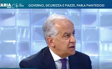 L'aria che tira, schiaffo-Piantedosi a Ilaria Salis: "Andiamo avanti"