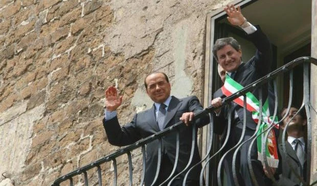 Alemanno azzoppa Berlusconi"Non si ricandiderà"