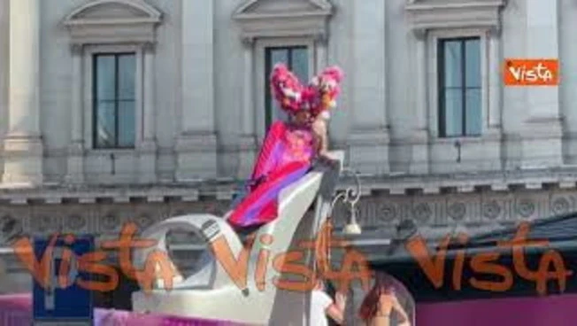 "Priscilla, la regina del deserto" balla sul carro del Muccassassina al Pride di Roma