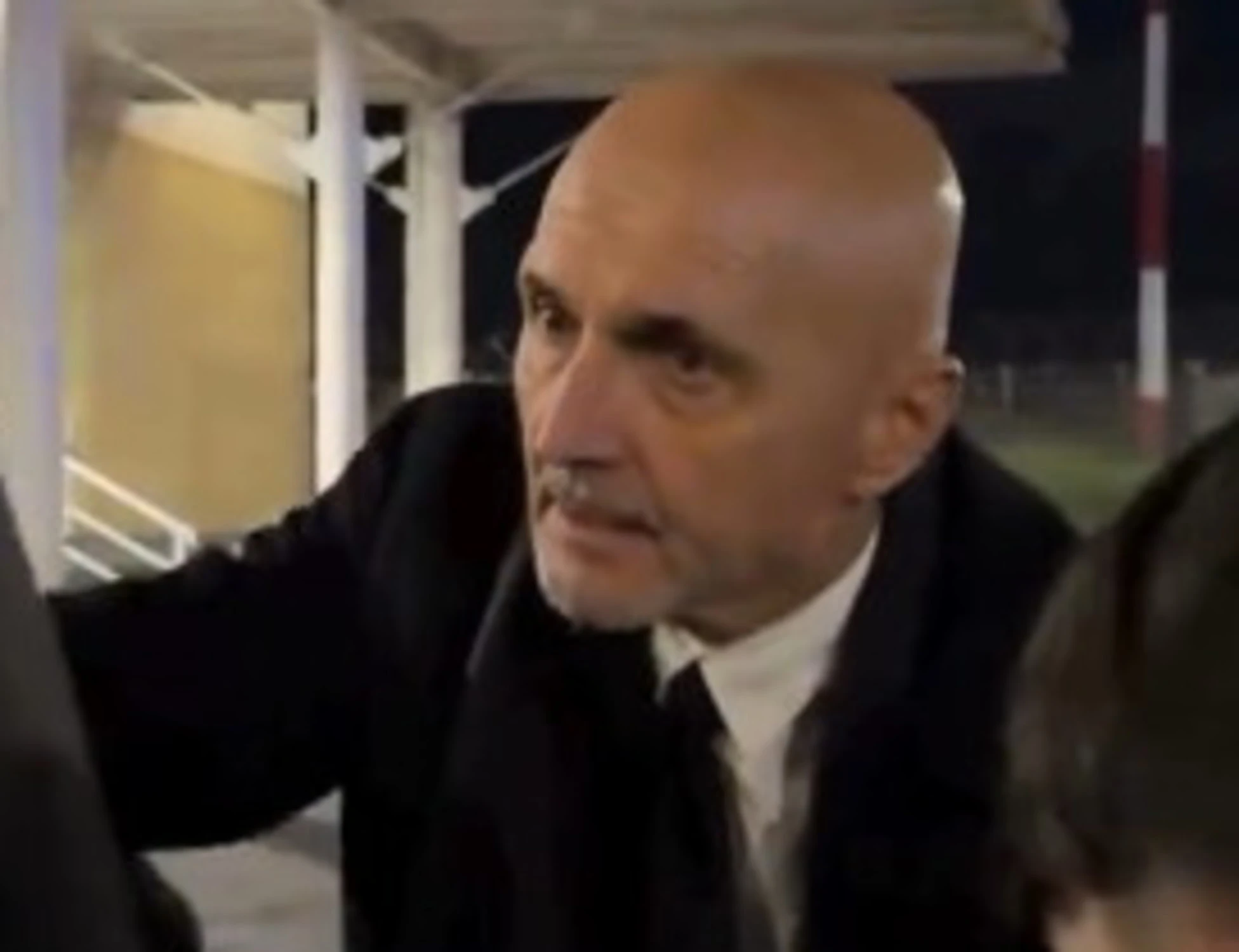 Juventus, Luciano Spalletti perde la testa contro un tifoso: "Tienila!"