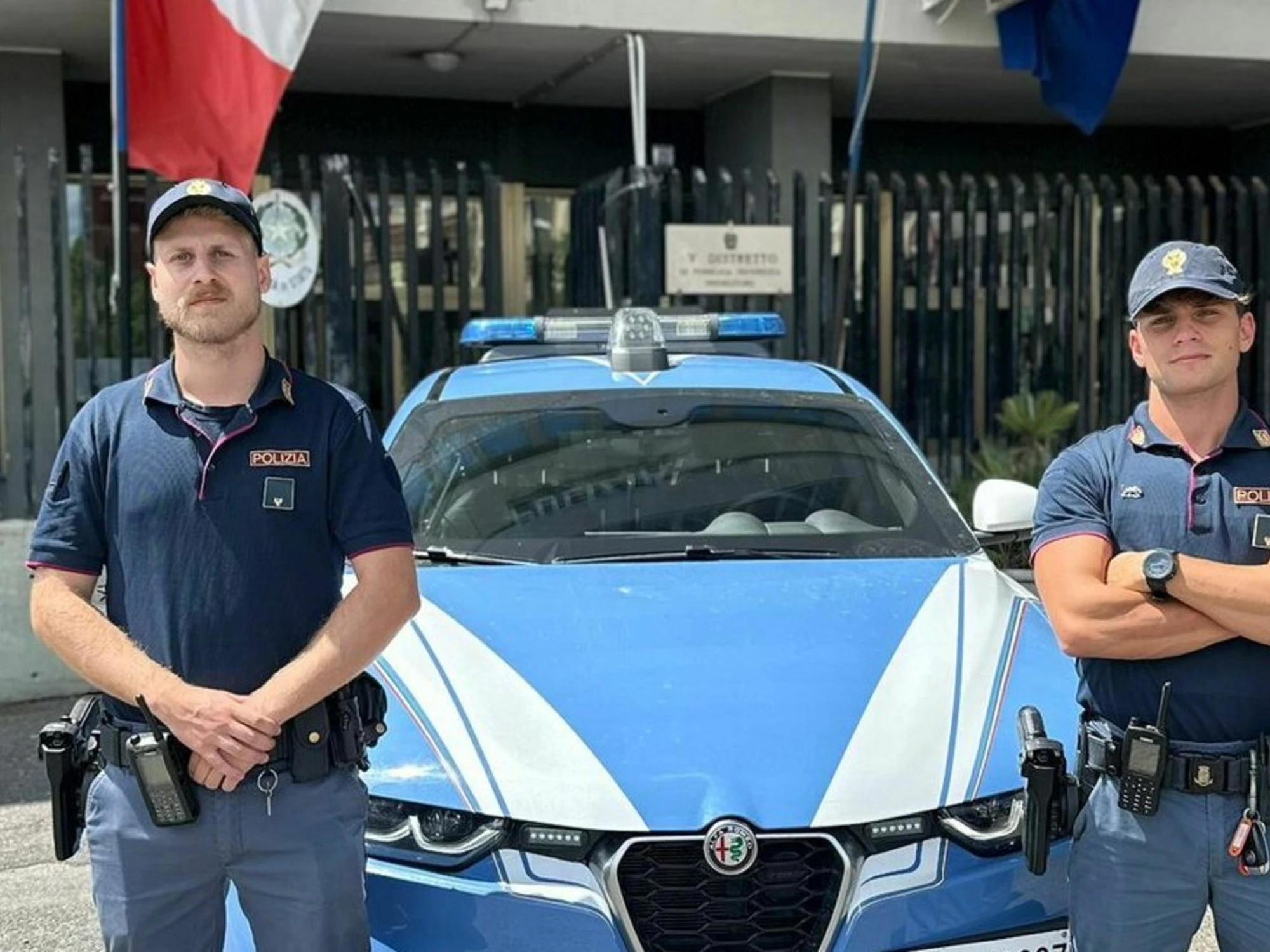 Roma, sta morendo soffocato dalla dentiera: balzo dal 6° piano, salvato dall'agente-eroe