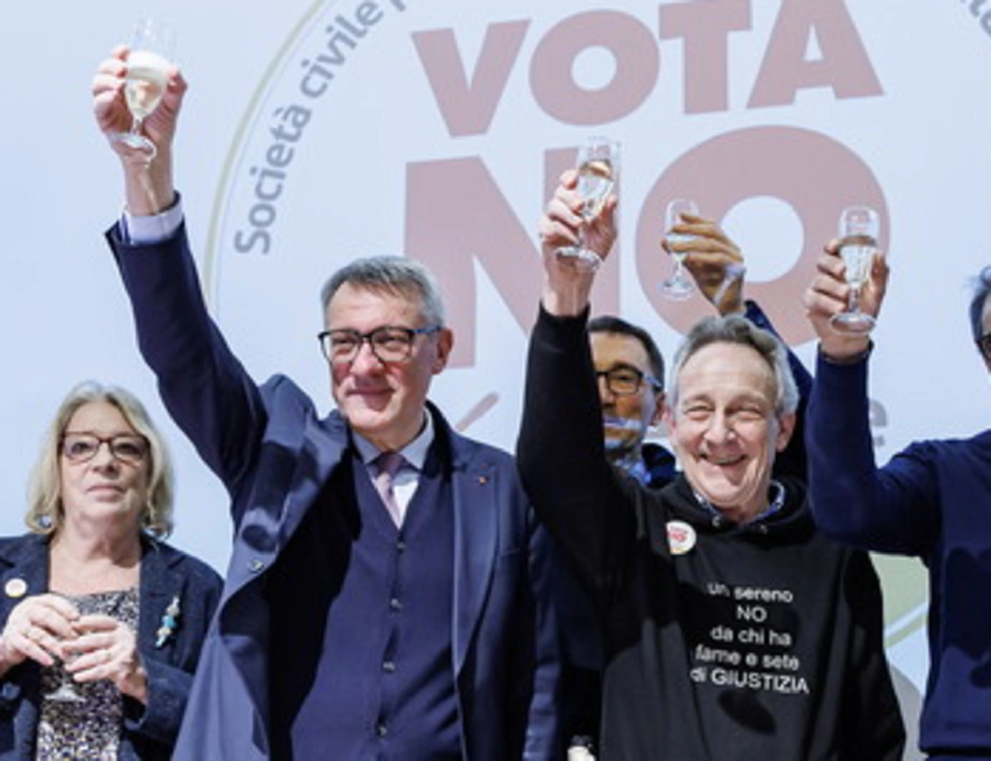 Referendum, Landini in piazza per festeggiare: "Quando si fa gol..."