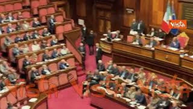 Meloni: Non rimpiango il muro di Berlino. Standing ovation dei Senatori in Aula