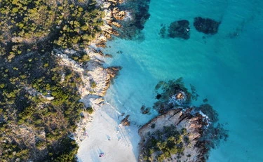 Sardegna, incubo nei resort di lusso: clienti in spiaggia e furti a raffica