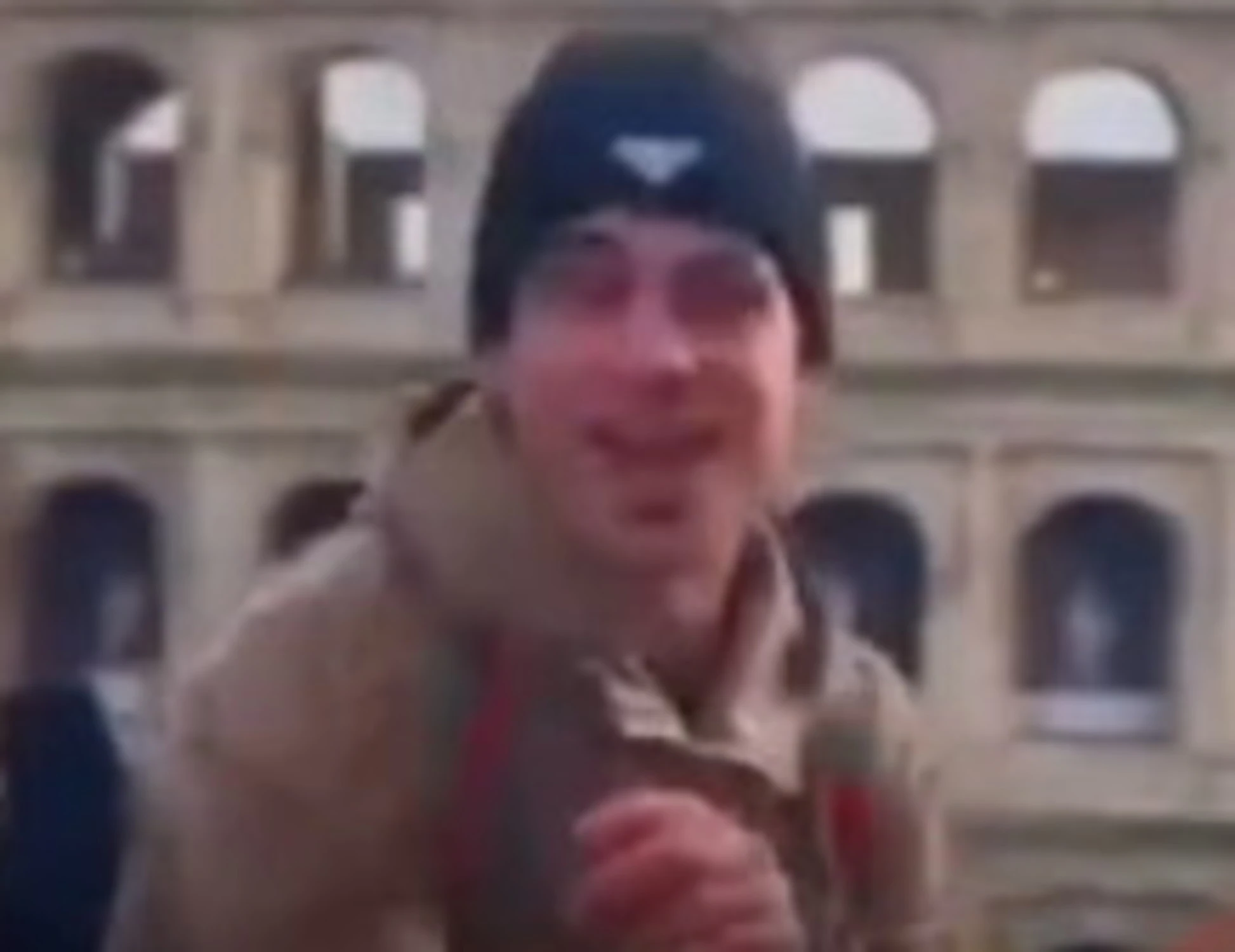 Roma, 22enne egiziano balla brandendo un coltello: denunciato